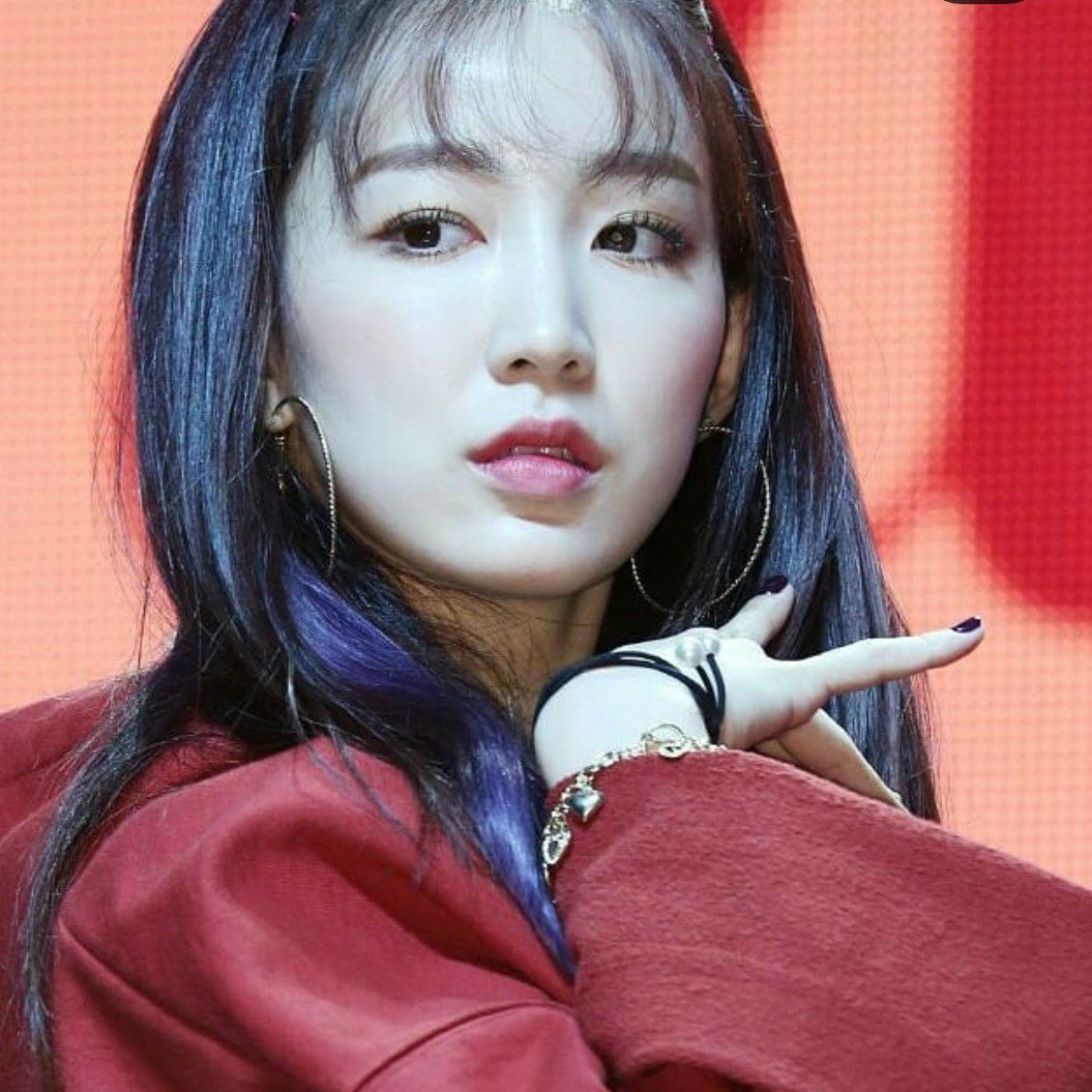 Signature photo of Hana (gugudan) capturing their charm