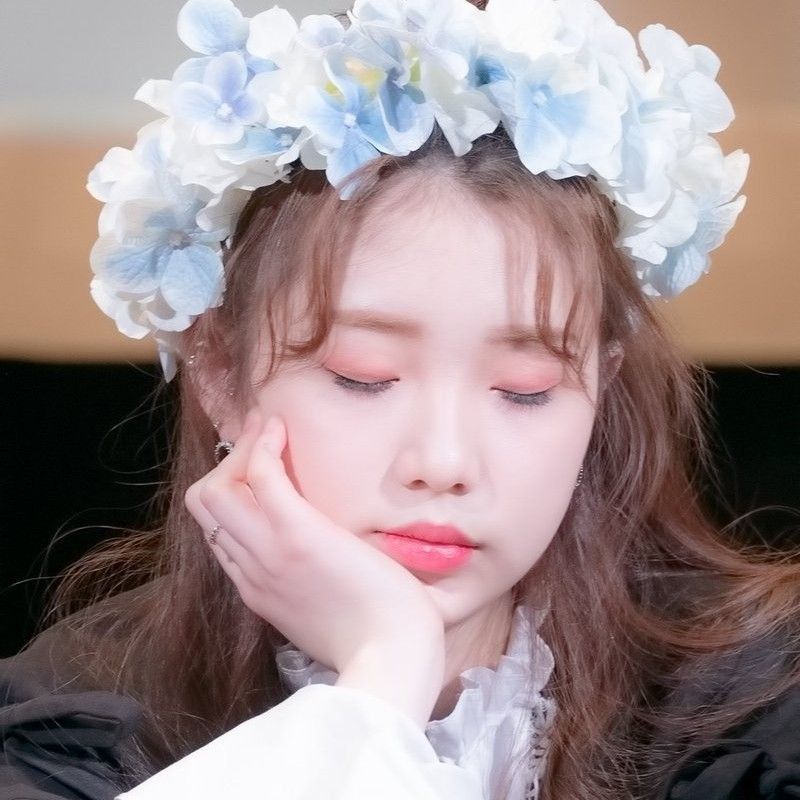 Signature photo of YeoJin (Loossemble) capturing their charm